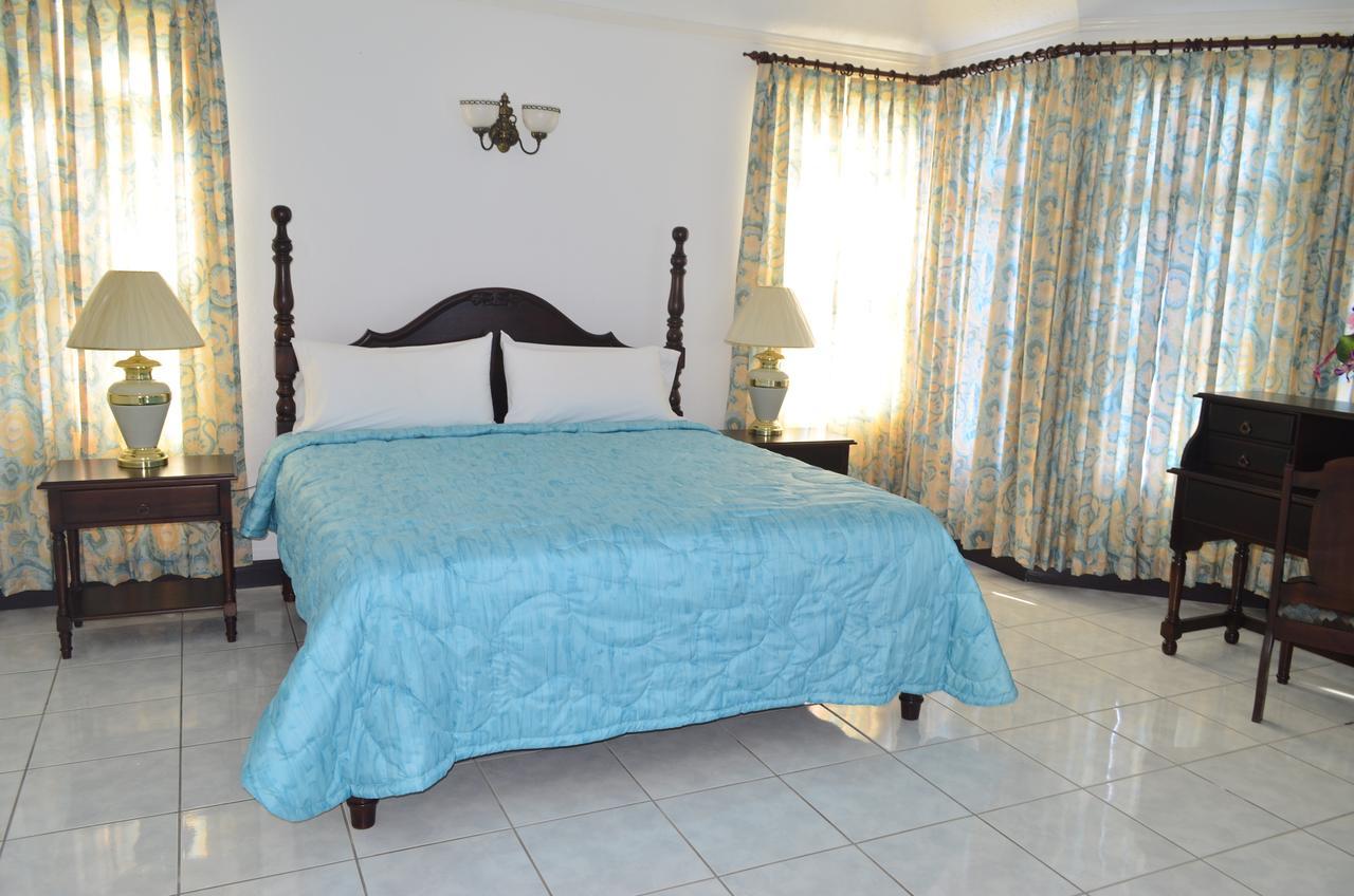 Pink Rock Inn Bed And Breakfast Ocho Rios Exterior photo